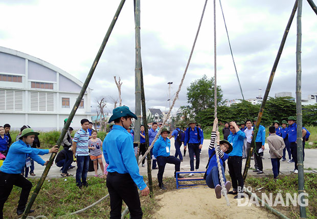 Đoàn viên, thanh niên quận Thanh Khê tham gia trại huấn luyện kỹ năng thanh niên do Quận Đoàn Thanh Khê tổ chức vào cuối tháng 2-2016.