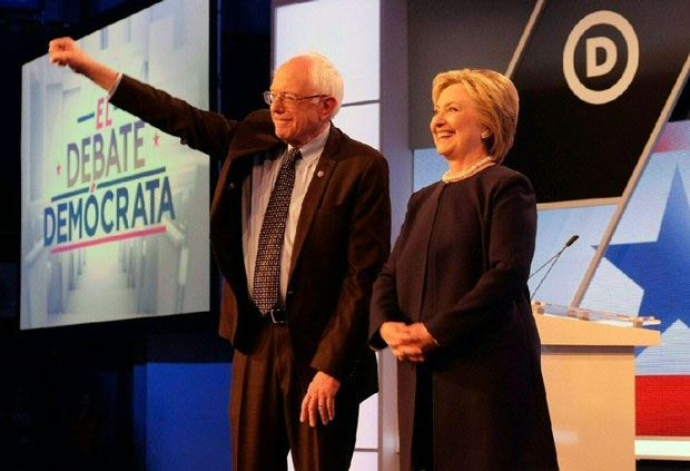 Ông Bernie Sanders và bà Hillary Clinton đã tranh luận về cải cách nhập cư, chăm sóc y tế và chính sách với Cuba.	                                                                         Ảnh: AFP 