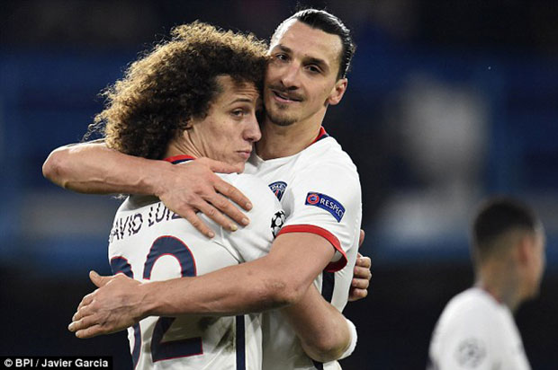 Niềm vui của Ibrahimovic và David Luiz sau khi đánh bại Chelsea và đưa PSG vào tứ kết UCL 2015-2016.	 Ảnh: Javier Garcia