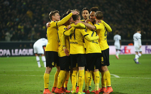 Dortmund ăn mừng chiến thắng dễ dàng. (Ảnh: Getty). 