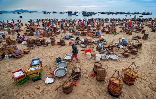 A fish market in the early morning