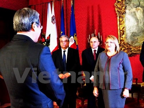 Vietnamese Ambassador to Italy and Malta Cao Chinh Thien presents his credentials to Malta President Marie Louise Coleiro Preca (Source: VNA)