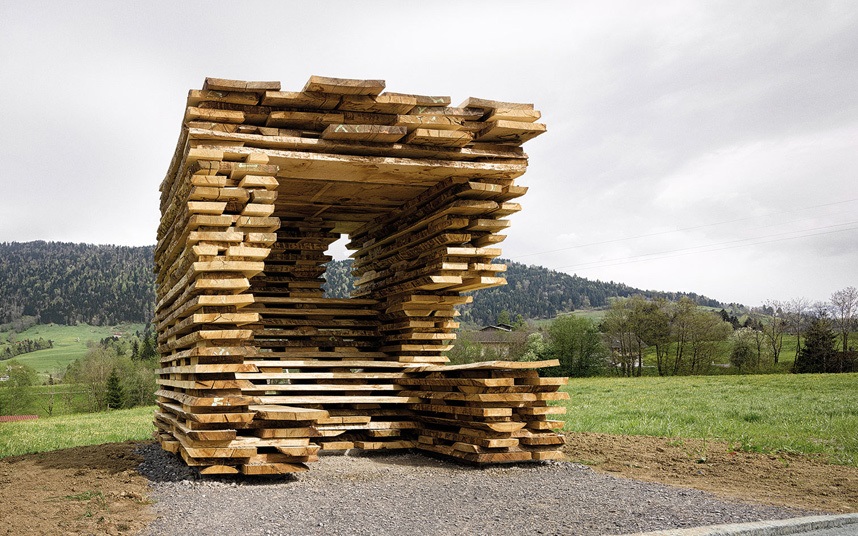Ấn tượng nhất là trạm ở Krumbach, Áo. Hai kiến trúc sư Anton Garcia-Abril và Debora Mesa đã tìm hiểu kỹ về nghề sấy gỗ ở khu vực này trước khi thiết kế trạm xe buýt có hình giống chiếc ghế với những miếng gỗ sấy.