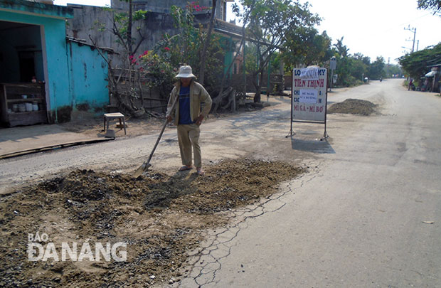 Đường bị xuống cấp nhưng được sửa chữa theo kiểu đối phó.