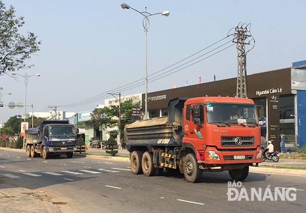 Bảo đảm cân đối giữa nhu cầu vận chuyển vật liệu của xe ben với an toàn giao thông là việc làm vừa cấp bách, vừa lâu dài.  				Ảnh: PHAN CHUNG