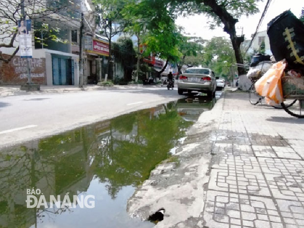 Nước thải tràn ra mặt đường.