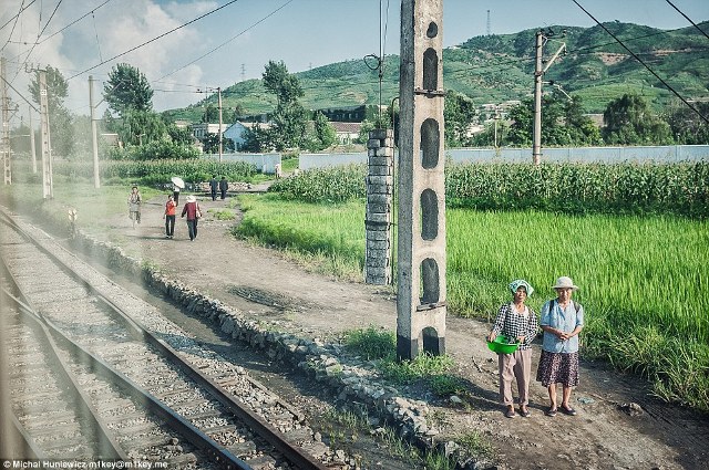 Bức ảnh chụp nông thôn Bắc Hàn, nơi những cánh đồng lúa nối tiếp và phong cảnh thiên nhiên đẹp ngỡ ngàng. Nông nghiệp vẫn là ngành nghề chính ở đây