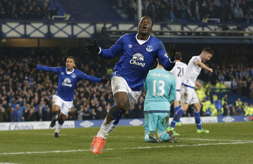 Lukaku ăn mừng bàn thắng đầu tiên vào lưới Chelsea. Ảnh: Reuters.