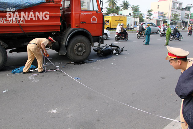 Một vụ tai nạn giao thông gây chết người do xe ben gây ra gần cầu vượt ngã ba Huế.  					                     Ảnh: ĐẮC MẠNH