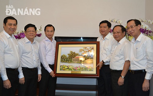 Da Nang leaders (left) with HCMC counterparts 