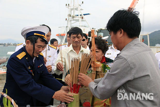 Thắp hương tưởng niệm liệt sĩ hy sinh bảo vệ đảo Gạc Ma (quần đảo Trường Sa) tại Đà Nẵng. 