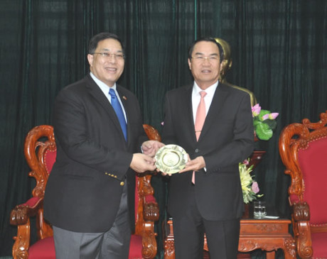 Vice Chairman Viet (left) and