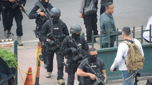 Armed Indonesian police commandos arrive in the area outside a damaged Starbucks coffee shop after a series of explosions hit central Jakarta, January 14, 2016. (Source :AFP)