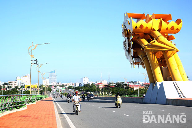 Tuyến đường Võ Văn Kiệt tiếp tục được đầu tư cải tạo, chỉnh trang trở thành tuyến đường đẹp, phục vụ APEC 2017. 			           Ảnh: HOÀNG HIỆP