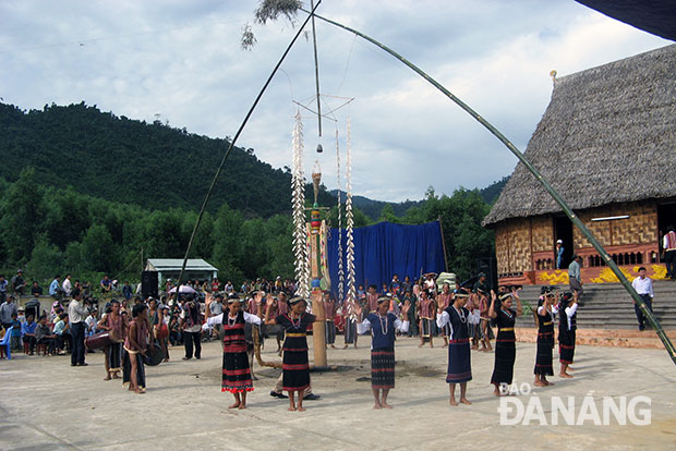 Múa tung tung - da dá tại Ngày hội văn hóa-thể thao Cơtu tổ chức tại thôn Tà Lang. 					                                     		          Ảnh: ĐỖ THANH TÂN