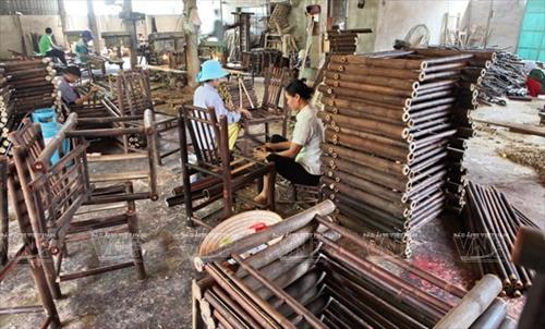 Bamboo handicraft makers in Xuan Lai village (Photo: VNA)