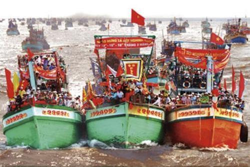 Locals and visitors at the festival (Photo: VNA)