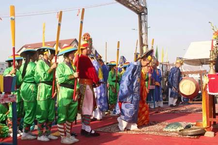 Worshiping ritual at the festival (Photo: VNA)