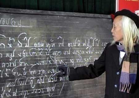 Teaching ancient Thai script (Photo: VNA)