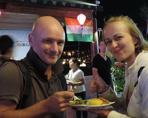 Two expats are seen relishing a Hoi An specialty at the 2016 Hoi An International Food Festival. Photo: Tuoi Tre