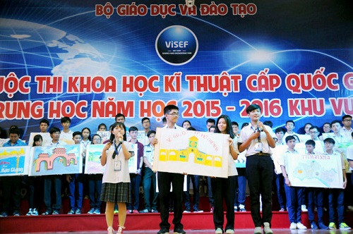  Contestants introducing their projects (Photo: Tuoi Tre)