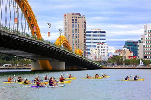  … and ‘Hao Khi Song Han’ (Martial Spirit of the Han River) by Le Duy Minh Quan.