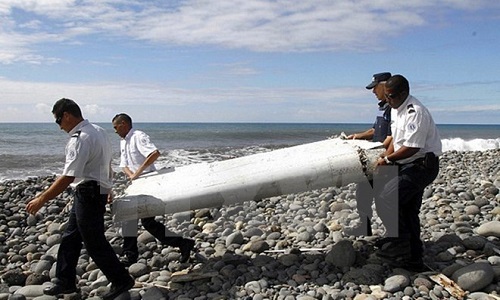 A piece of debris suspected from missing MH370 plane was found in French Reunion Island (Photo: VNA)