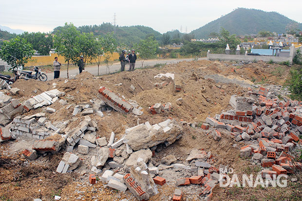 Khu đất người dân xây dựng nghĩa trang trái phép bị lực lượng chức năng xã Hòa Sơn đập bỏ.  Trong ảnh: Đại diện lãnh đạo xã và cơ quan chức năng huyện kiểm tra hiện trường ngày 14-3.