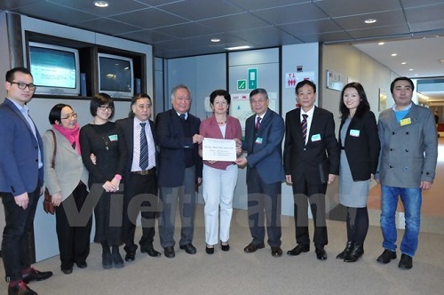 EP member Barbara Lochbihler (centre) receives an open letter from representatives of Vietnamese expatriates living across Europe. (Photo: VNA)