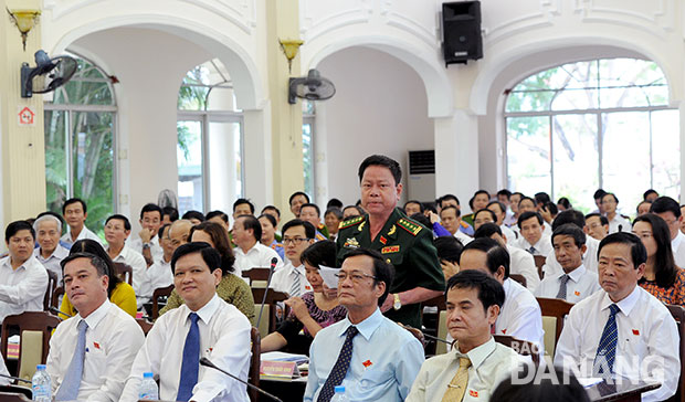 Tiêu chuẩn ứng cử viên đại biểu Quốc hội và HĐND là vấn đề quan trọng góp phần quyết định chất lượng hoạt động của Quốc hội và HĐND.  Trong ảnh: Đại biểu HĐND thành phố Đà Nẵng Nguyễn Quốc Bình chất vấn tại kỳ họp thứ 14, HĐND khóa VIII, nhiệm kỳ 2011 - 2016.