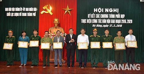 Chairman Tho (centre) and the honourees