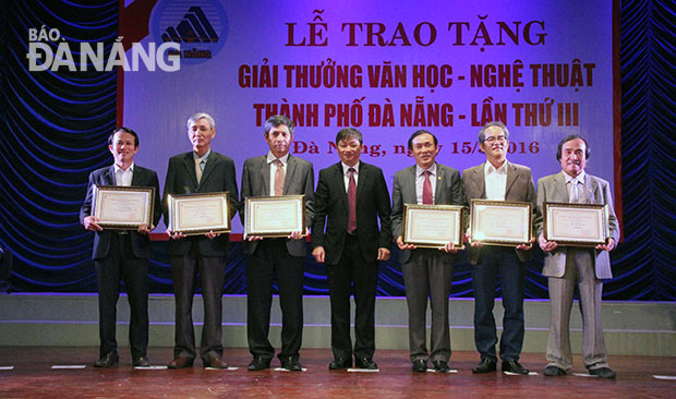 Phó Chủ tịch UBND thành phố Đà Nẵng Đặng Việt Dũng trao giải nhất cho các cá nhân có tác phẩm/tiết mục đoạt giải.  							         Ảnh: ĐẮC MẠNH
