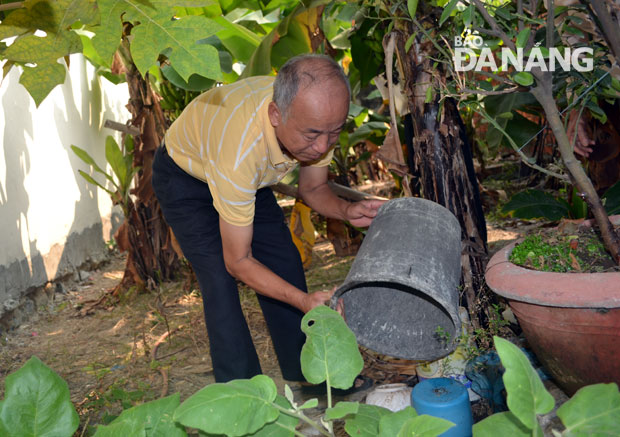  Một hộ dân thực hiện việc úp tất cả vật dụng chứa nước không cần thiết để hạn chế muỗi theo sự khuyến cáo của các cộng tác viên