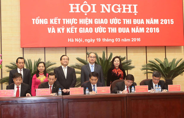 Lãnh đạo các thành phố trực thuộc Trung ương ký kết giao ước thi đua năm 2016. Ảnh: TTXVN