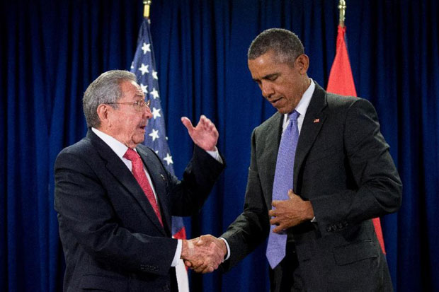 Tổng thống Mỹ Barack Obama bắt tay với Chủ tịch Cuba Raul Castro trước khi bắt đầu cuộc gặp song phương tại trụ sở Liên Hợp Quốc ngày 29-9-2015.  										Ảnh: AP