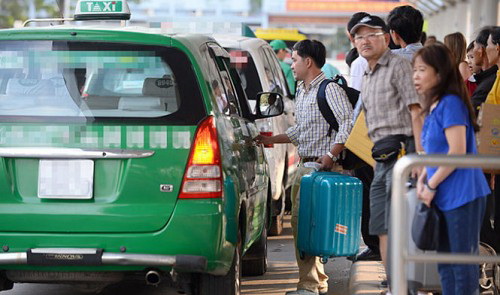 People board taxis at Tan Son Nhat International Airport in Ho Chi Minh City. Tuoi Tre