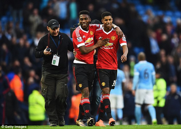 Rashford (phải) tiếp tục là người hùng của MU