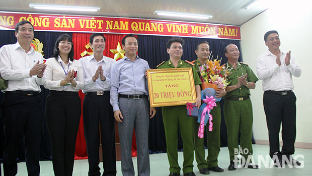 Bí thư Thành ủy Nguyễn Xuân Anh thưởng 20 triệu đồng cho Công an quận Ngũ Hành Sơn vì phá chuyên án ma túy CM16. 		ảnh: ĐẮC MẠNH