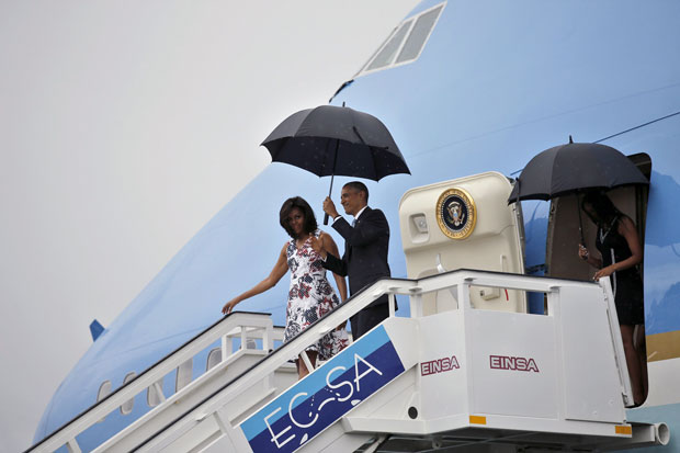 Tổng thống Mỹ Barack Obama và đệ nhất phu nhân Michelle Obama rời chiếc Air Force One khi tới sân bay quốc tế ở Havana.   			                 Ảnh: Reuters