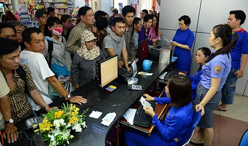 Passengers flood the ticket counters at Saigon Railway Station on the afternoon of March 20, 2016. Tuoi Tre