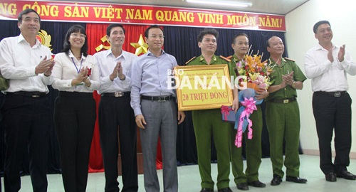 Secretary Anh (fourth left) with Ngu Hanh Son District authorities and police officials