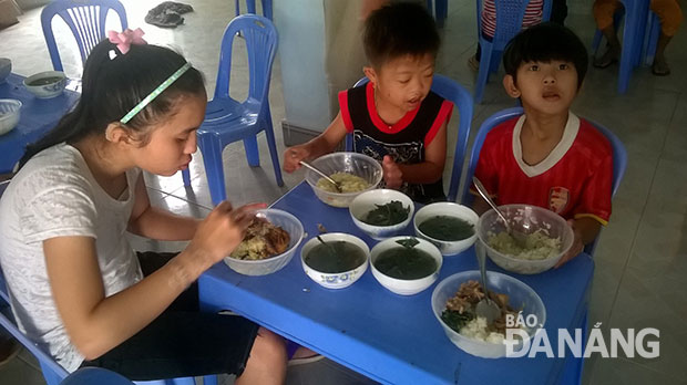 Bữa ăn của trẻ em da cam tại Trung tâm Bảo trợ nạn nhân da cam và trẻ em bất hạnh thành phố Đà Nẵng (huyện Hòa Vang).