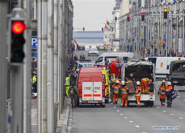 Các nhân viên an ninh và cứu hộ tập trung tại nhà ga Maelbeek. 	 Ảnh: THX