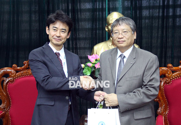 Phó chủ tịch Nguyễn Ngọc Tuấn tặng quà lưu niệm cho ông  Nakajima Tetsuya