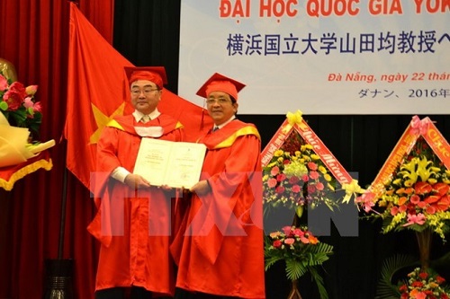 The title of Honourary Doctor was presented to Professor Hitoshi Yamada (L) 