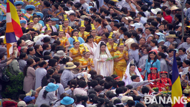 Cảnh tái hiện hình ảnh Quán Thế Âm là sự kiện được người dân mong đợi tại lễ hội.