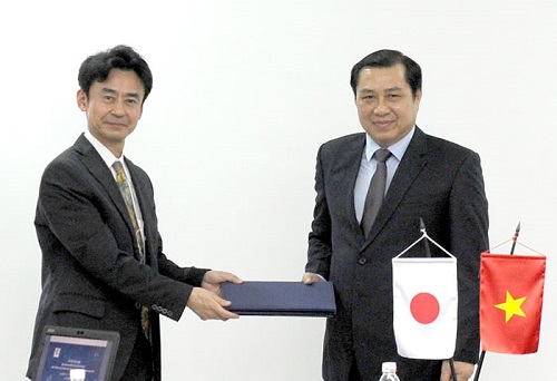 Director Tetsuya Nakajima (left) and Chairman Tho (Photo: cadn.com.vn)