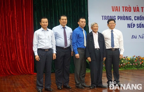 Secretary Anh (first left), Chairman Tho (second left) and Deputy Secretary Tri (first right)