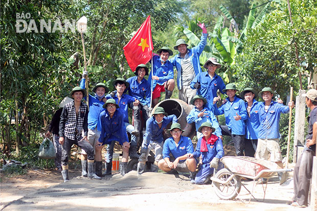 Sinh viên Trường ĐH Sư phạm (ĐH Đà Nẵng) tham gia tình nguyện Mùa hè xanh tại xã Hòa Nhơn, huyện Hòa Vang.