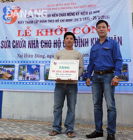 Anh Hồ Tấn Phước, Bí thư Đoàn phường Nại Hiên Đông (quận Sơn Trà), trao tiền hỗ trợ một gia đình có hoàn cảnh khó khăn trên địa bàn phường. 